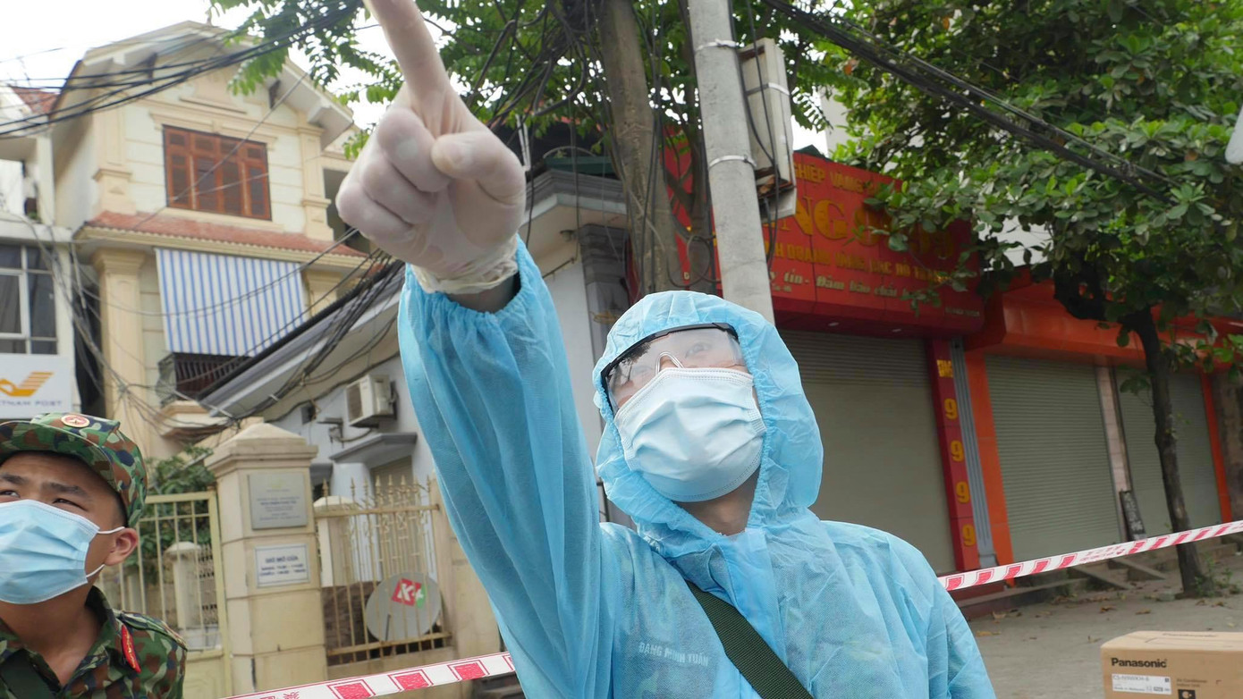 Trong quá trình thực hiện nhiệm vụ, cán bộ, chiến sĩ bảo đảm an toàn bằng cách đeo mặt nạ dưỡng khí, mặc quần áo, găng tay bảo hộ.