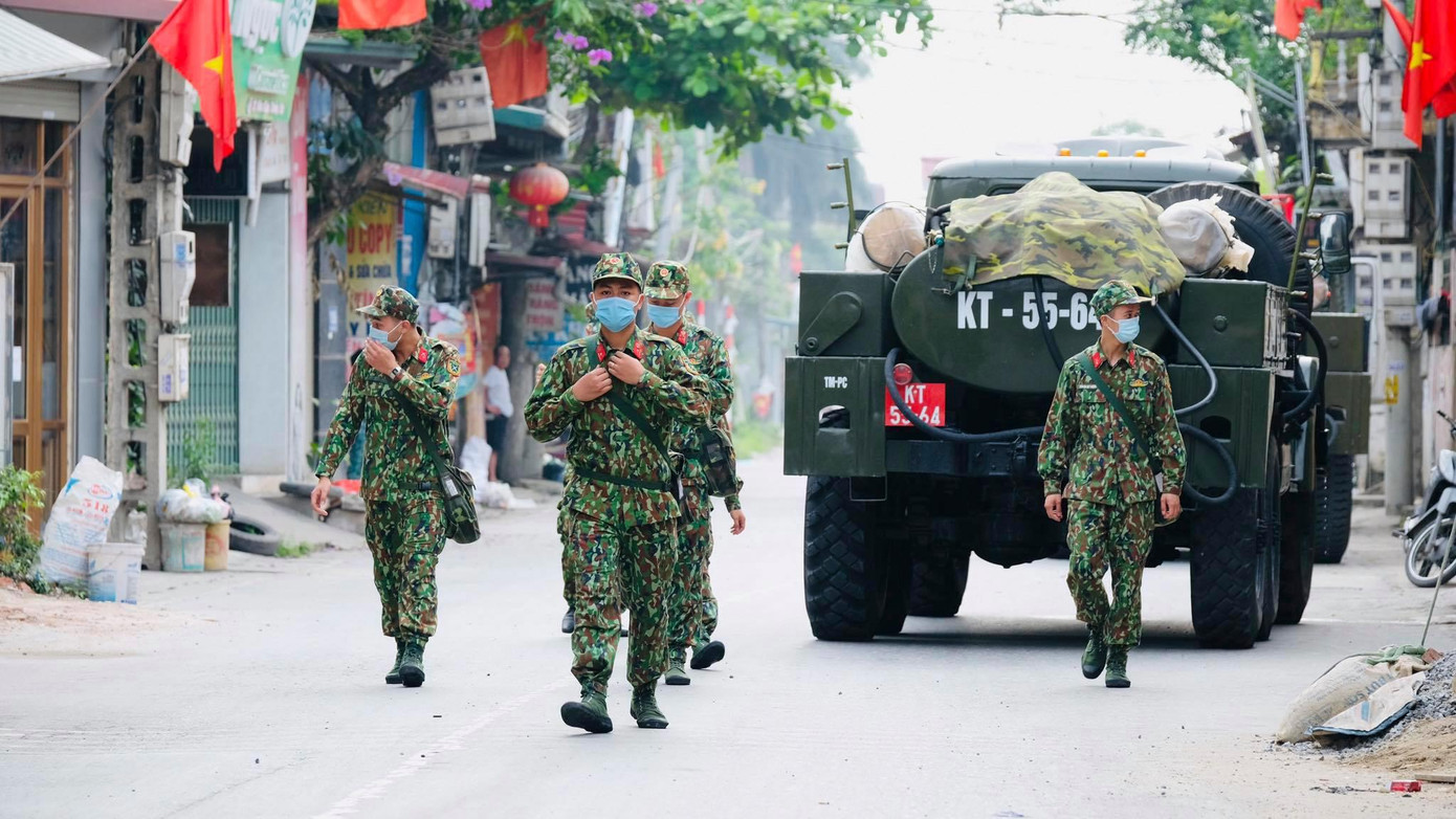 Đúng 7 giờ 30 phút, lực lượng phòng hoá thuộc Bộ Tư lệnh Thủ đô bắt đầu khẩn trương thực hiện nhiệm vụ. Đảm bảo đúng phương án, nhanh chóng tiêu độc, tẩy trùng triệt để nhằm ngăn chặn nguy cơ virus SARS - CoV - 2 phát tán trong môi trường.