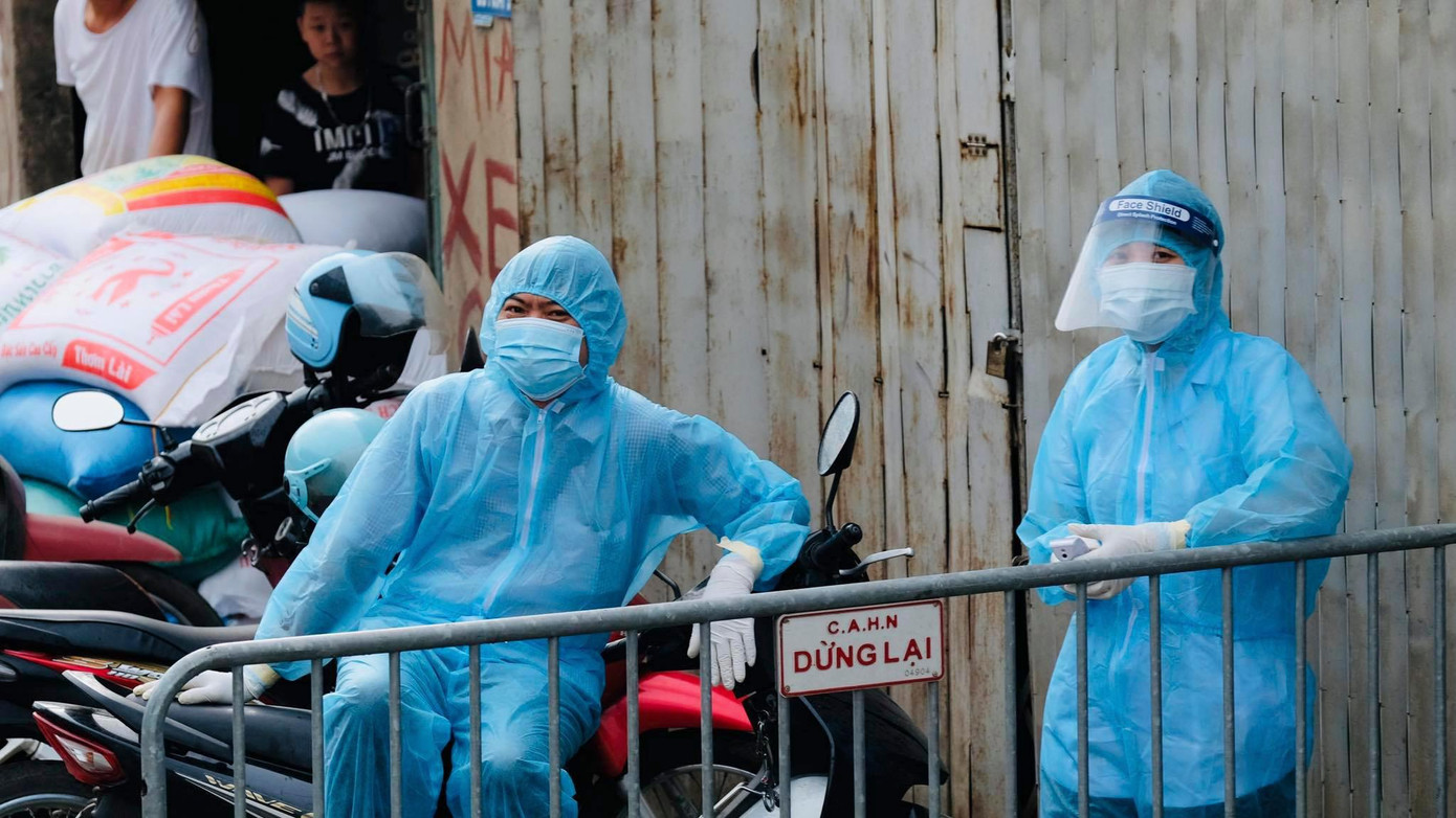 Lực lượng y tế túc trực 24/24 đảm bảo "nội bất xuất, ngoại bất nhập".