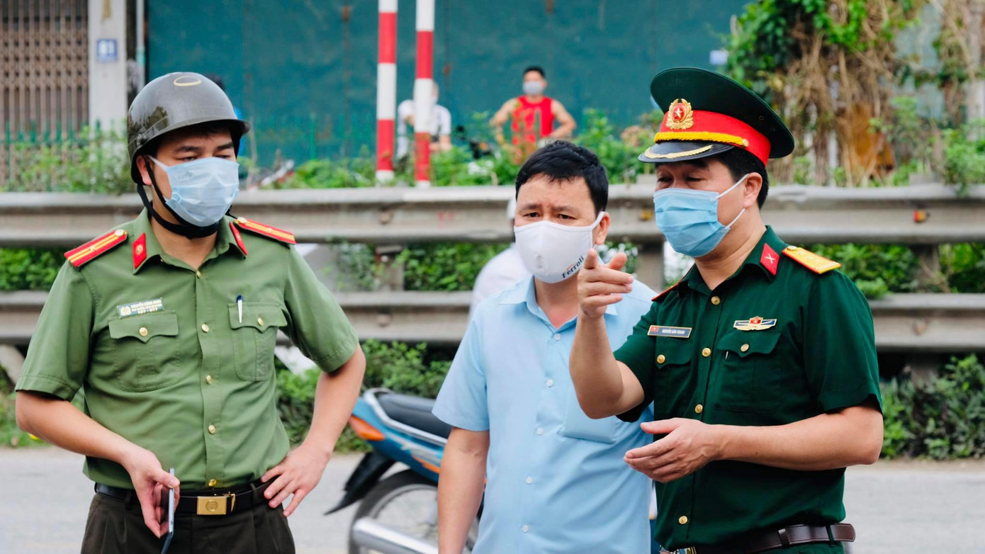 7 giờ 30 phút sáng hôm nay (8/5), lực lượng phòng hoá thuộc Bộ tư lệnh Thủ đô phun khử khuẩn toàn xã Tô Hiệu sau khi địa phương này ghi nhận 10 trường hợp dương tính với virus SARS - CoV - 2.