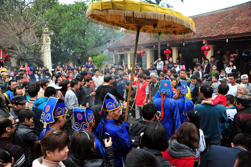 Lúc này sân đình làng Cấm Thị trở nên rộn ràng,náo động, bởi ban giám khảo phải đi nhiều vòng để tìm những nồi cơm được dấu trong đống tro lớn