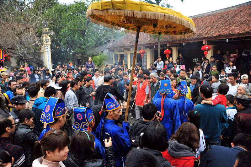 Lúc này sân đình làng Cấm Thị trở nên rộn ràng,náo động, bởi ban giám khảo phải đi nhiều vòng để tìm những nồi cơm được dấu trong đống tro lớn