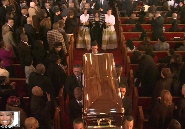 Mẹ của Whitney - bà Cissy đi sau quan tài của con gái trong lễ tang