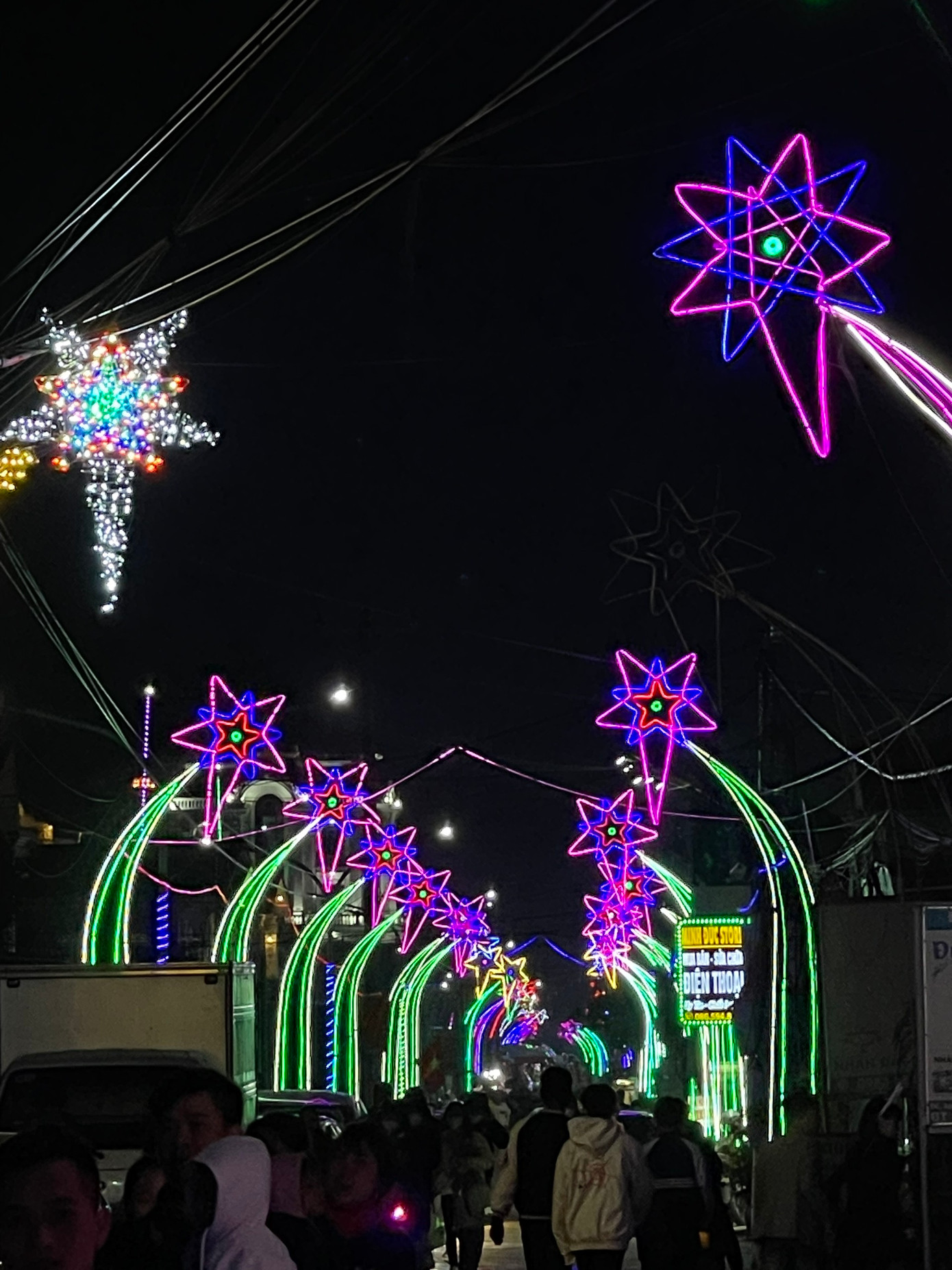 Tất cả đường làng ngõ xóm được trang trí đèn led sinh động