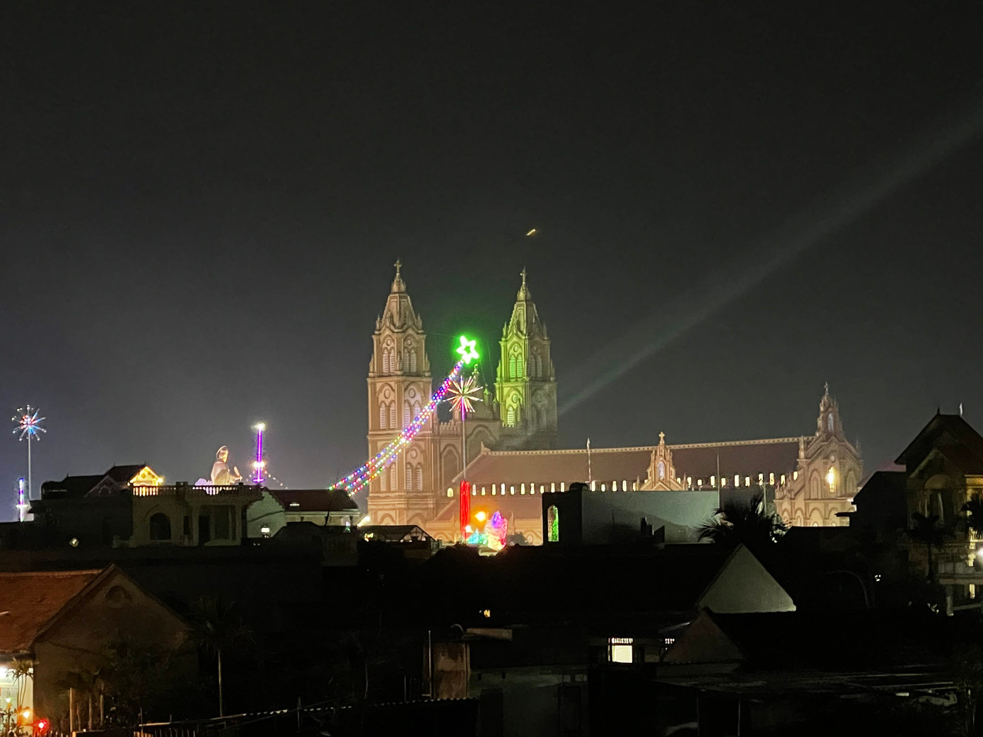 Giáo xứ Xương Điền lung linh trong đêm Giáng sinh nhìn từ phế tích Nhà thờ đổ