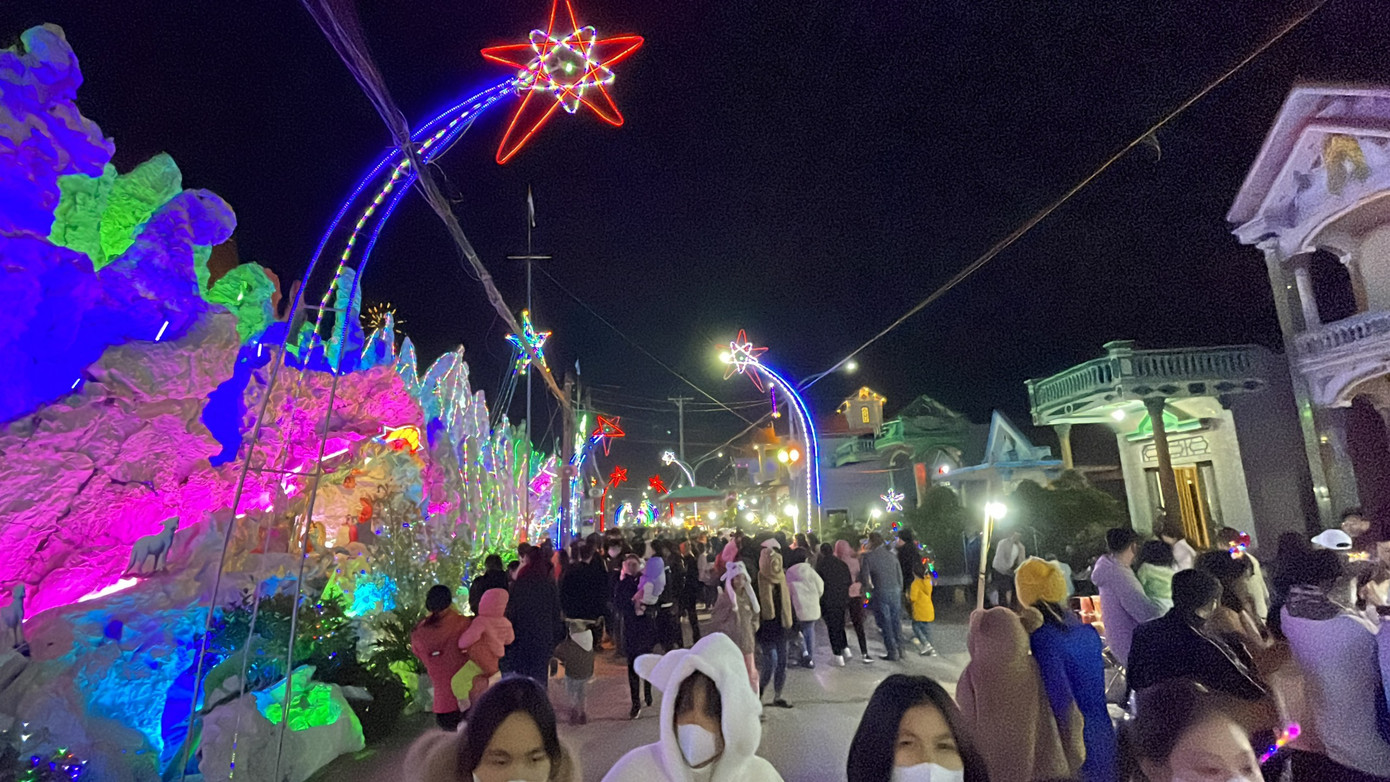 Hàng vạn người dân đổ về nhà thờ giáo xứ Xương Điền trong dịp Giáng sinh