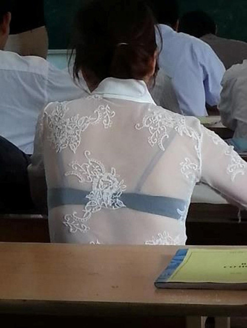 Táo bạo mặc nội y đen bên trong áo dài mỏng tang. Hình ảnh này thật khó chấp nhận tại trường họcc