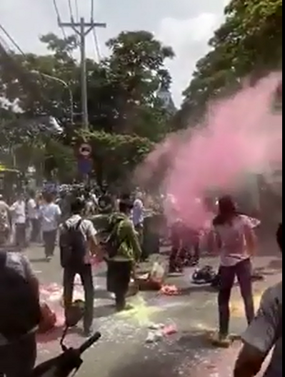 Trường rơi nước mắt, trường “la hét” ném bột màu trong lễ tri ân ảnh 1