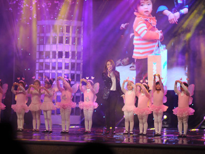 Mỹ Tâm biểu diễn “Những ngón tay đan” cùng các em nhỏ Nhóm Thiên Thần. Mỹ Tâm biểu diễn “Những ngón tay đan” cùng các em nhỏ Nhóm Thiên Thần