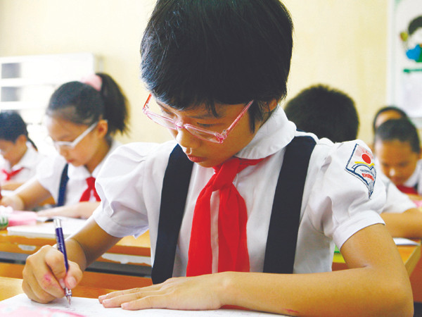 Dù giảm tải, nhưng các em vẫn phải chịu áp lực học hành. Ảnh: Hồng Vĩnh