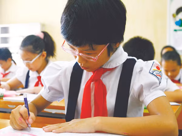 Dù giảm tải, nhưng các em vẫn phải chịu áp lực học hành. Ảnh: Hồng Vĩnh