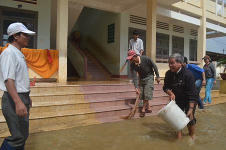 Hẹn anh em dịp 20.11 năm sau, năm nay ta cùng gượng dậy sau lũ cùng bà con. ảnh Việt Hương