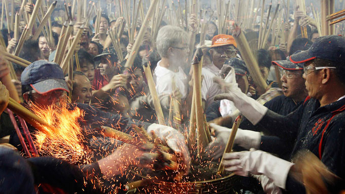 Sau giao thừa, người dân Singapore đến chùa cầu may mắn. Ảnh: Reuters