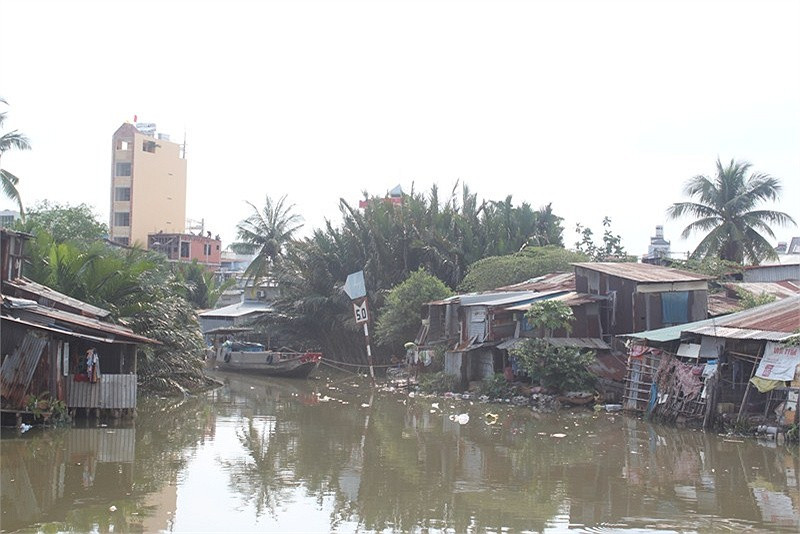 Bên cạnh đó là nguy cơ sạt lở ven bờ kênh do tình trạng cơi nới, chiếm dụng dòng kênh làm nhà