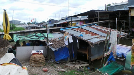 Căn nhà lá tạm bợ của vợ chồng anh Khanh nằm gọn dưới gầm cầu gỗ mục