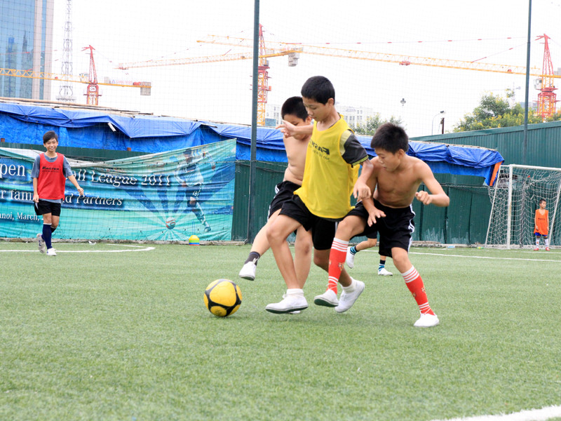 Tranh tài quyết liệt trên sân cỏ. Tranh tài quyết liệt trên sân cỏ