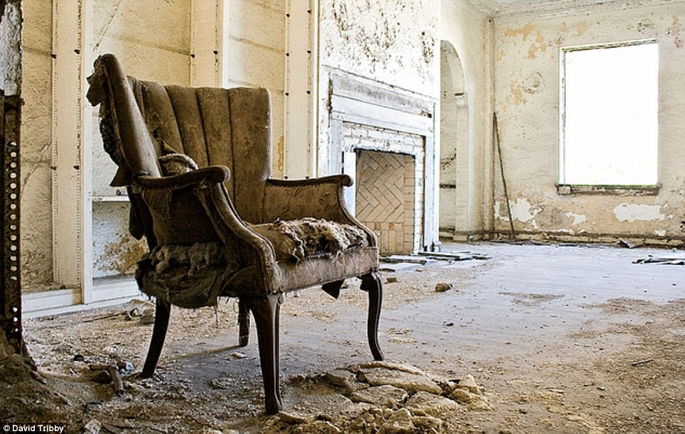 Chiếc ghế của đoàn ca kịch còn sót lại phủ đầy bụi