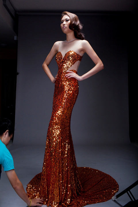 Mai Giang được ê-kíp chỉnh sửa chân váy trước khi bước vào buổi chụp