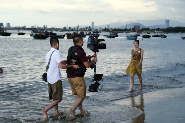 Một cảnh quay thí sinh Nguyễn Thị Truyền trên bãi biển Mỹ Khê