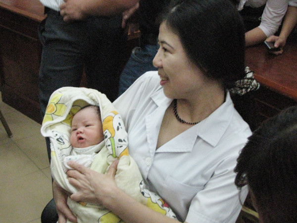 Bác sỹ Trần Thị Tuyết Lan - Trưởng Khoa sản 2 bế cháu Trường. Ảnh: Lãng Phong..