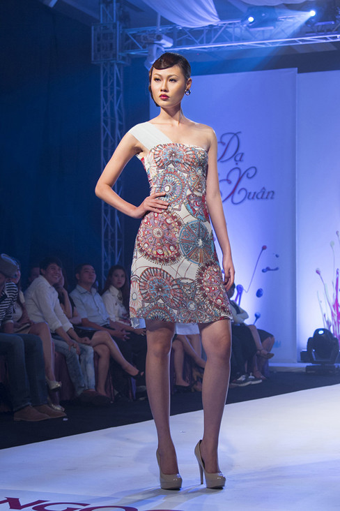 Mai Giang trẻ trung trong trang phục dạo phố mùa xuân