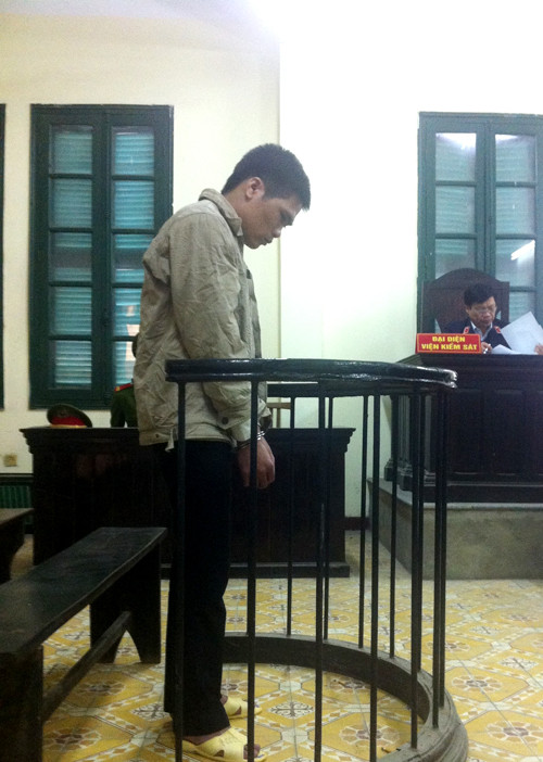 BỊ cáo cúi mặt trong phiên tòa sáng nay