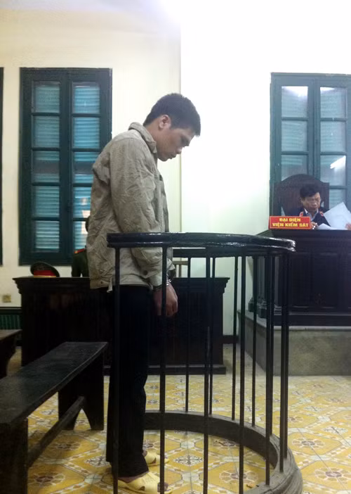 BỊ cáo cúi mặt trong phiên tòa sáng nay