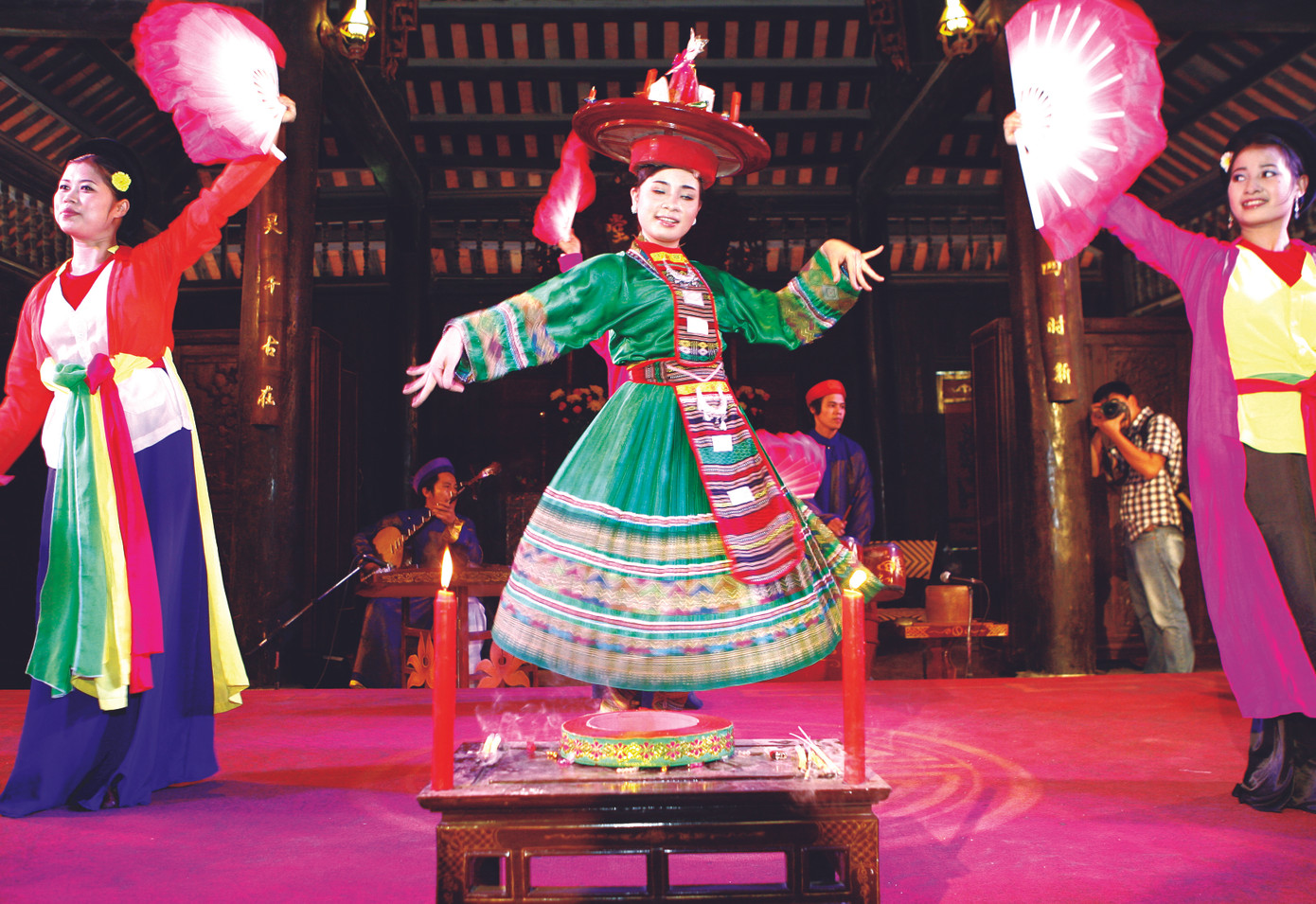 Biểu diễn hầu đồng tại Thiên Đường Bảo Sơn cho du khách xem