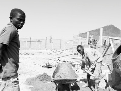 Hàng ngàn lao động trẻ của Angola cũng được các công ty Việt Nam tạo công ăn việc làm, trả lương cao. Ảnh: Phong Cầm. Hàng ngàn lao động trẻ của Angola cũng được các công ty Việt Nam tạo công ăn việc làm, trả lương cao. Ảnh: Phong Cầm