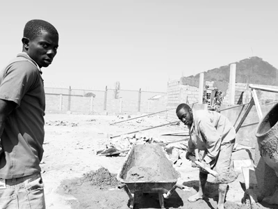 Hàng ngàn lao động trẻ của Angola cũng được các công ty Việt Nam tạo công ăn việc làm, trả lương cao. Ảnh: Phong Cầm