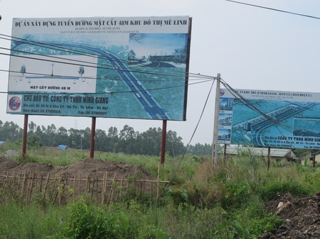 Đây là dự án Minh Giang giai đoạn 1, chủ đầu tư đã nhận mặt bằng được 4 năm nay nhưng hiện mới chỉ xây dựng 1 số trục đường chính dẫn vào dự án. Còn lại toàn bộ hạ tầng vẫn ngổn ngang