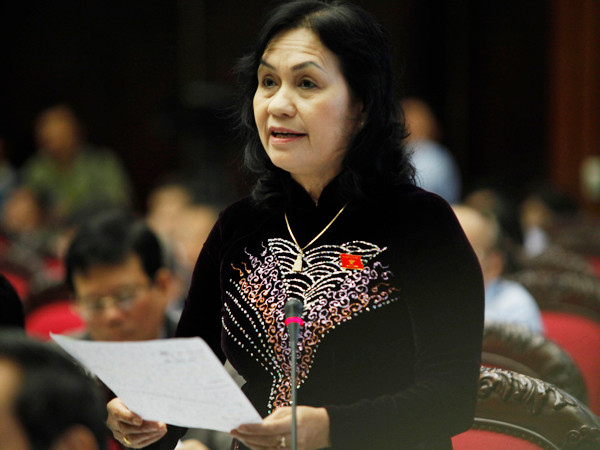 ĐB Nguyễn Thị Khá chất vấn. Ảnh: Hồng Vĩnh. ĐB Nguyễn Thị Khá chất vấn. Ảnh: Hồng Vĩnh