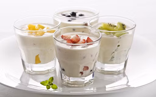 Sữa chua chứa hầu hết mọi chất dinh dưỡng mà cơ thể cần để duy trì sự sống và phát triển.