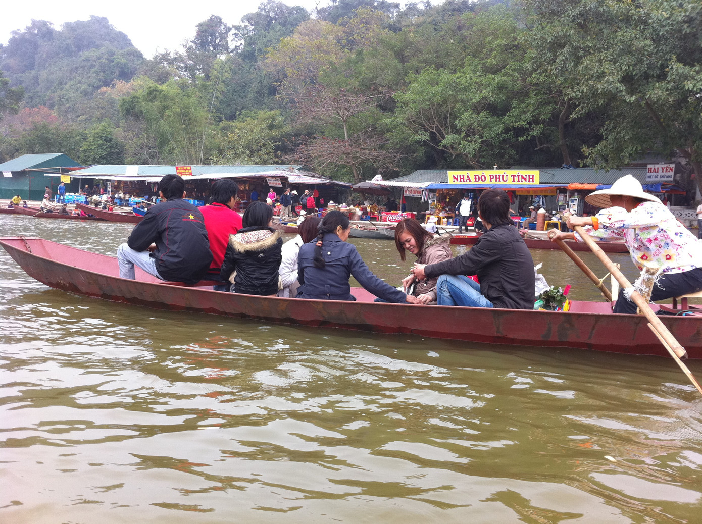 Đi thuyền trên suối Yến