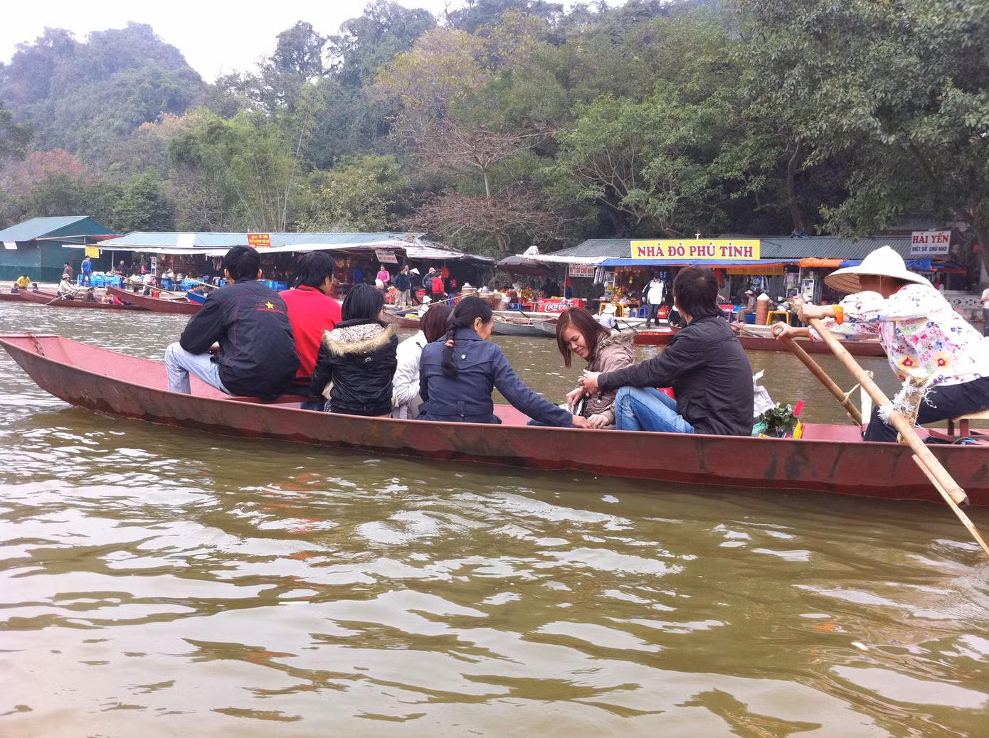 Đi thuyền trên suối Yến