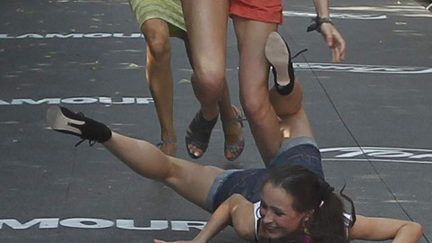 Một người đẹp ngã sõng soài trên đường đua