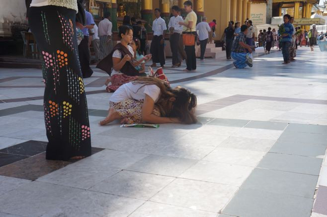 Rất nhiều phật tử tới chùa hành thiền. .