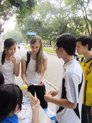 Sinh viên nước ngoài cũng tham gia. Sinh viên nước ngoài cũng tham gia