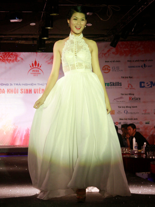 Những trang phục hợp dáng tôn thêm nét đẹp của thí sinh