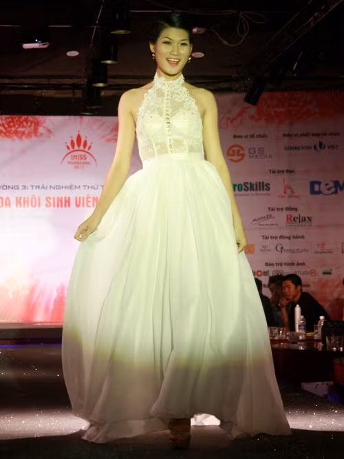 Những trang phục hợp dáng tôn thêm nét đẹp của thí sinh