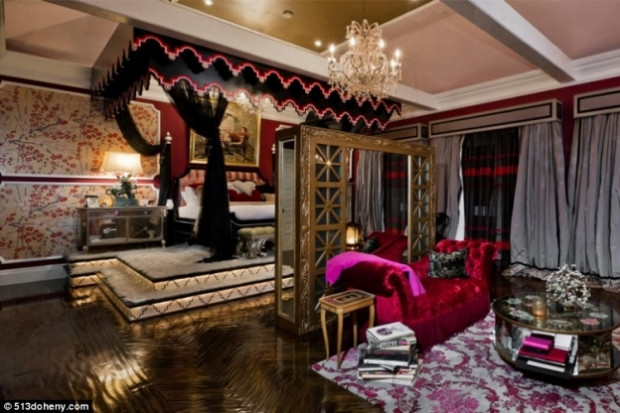 Phòng ngủ xa hoa va lộng lẫy Phòng chơi game hiện đại Phòng quần áo của Christina Aguilera Những phòng ngủ mang phong cách rất khác lạ Những chiếc đèn chùm lộng lẫy có mặt trong phòng tắm