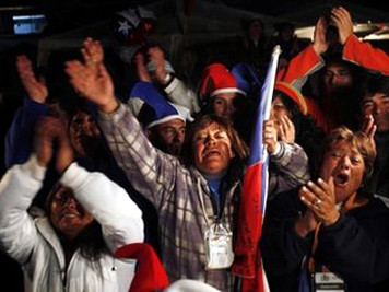 Người thân chào đón những thợ mỏ trở về từ lòng đất. Người thân chào đón những thợ mỏ trở về từ lòng đất