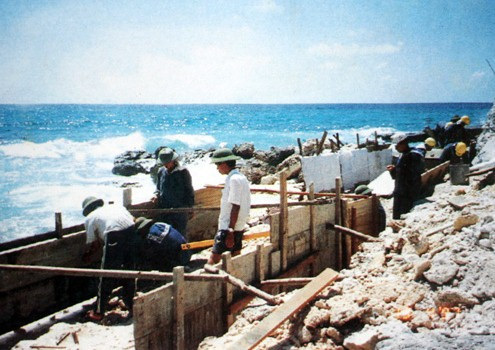 Chiến sĩ hải quân của Trung đoàn công binh 83 làm nhiệm vụ xây dựng các đảo ở Trường Sa sau sự kiện Gạc Ma. Ảnh: Tư liệu Trung đoàn 83 Chiến sĩ hải quân của Trung đoàn công binh 83 làm nhiệm vụ xây dựng các đảo ở Trường Sa sau sự kiện Gạc Ma