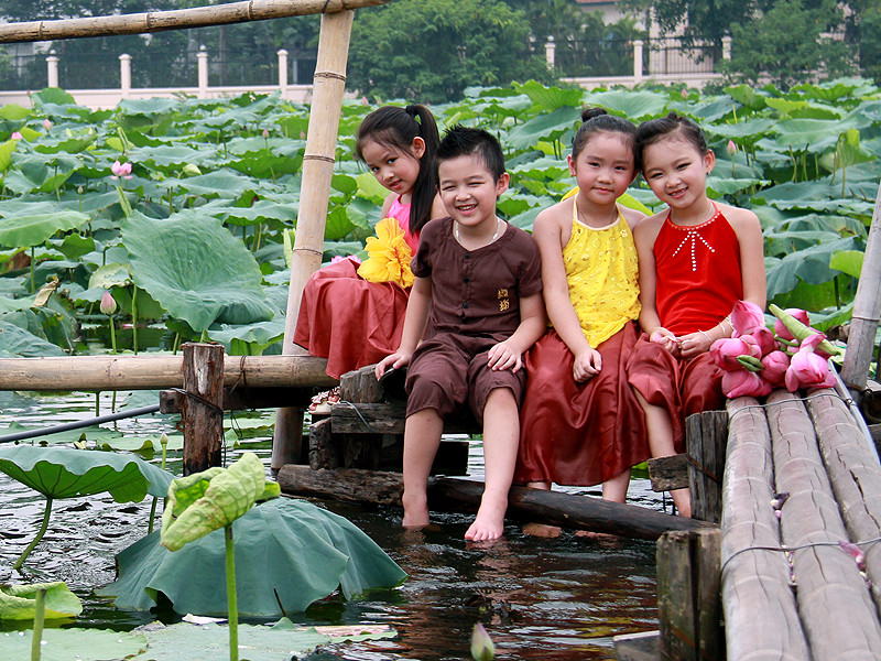 Đức Anh và Minh Châu thật duyên dáng Gia Hân và Tranh Linh tung tăng đi qua cầu Đức Anh và chị gái Trang Linh Ngọc Ánh và em trai cùng tạo dáng Thanh Sơn đáng yêu không nào? Đức Anh có gương mặt và nụ cười thật sáng Minh Châu duyên dáng và đáng yêu Gia Hân rất tự tin và duyên dáng Khoảnh khắc hồn nhiên Đức Anh và Minh Châu thật duyên dáng Gia Hân và Tranh Linh tung tăng đi qua cầu Đức Anh và chị gái Trang Linh Ngọc Ánh và em trai cùng tạo dáng Thanh Sơn đáng yêu không nào? Đức Anh có gương mặt và nụ cười thật sáng Minh Châu duyên dáng và đáng yêu Gia Hân rất tự tin và duyên dáng Khoảnh khắc hồn nhiên