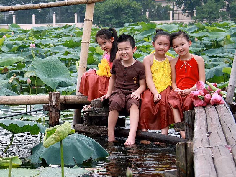 Đức Anh và Minh Châu thật duyên dáng Gia Hân và Tranh Linh tung tăng đi qua cầu Đức Anh và chị gái Trang Linh Ngọc Ánh và em trai cùng tạo dáng Thanh Sơn đáng yêu không nào? Đức Anh có gương mặt và nụ cười thật sáng Minh Châu duyên dáng và đáng yêu Gia Hân rất tự tin và duyên dáng Khoảnh khắc hồn nhiên