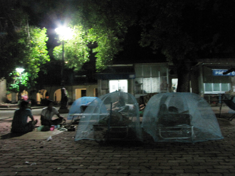 Nếu trời không mưa, họ nằm luôn bên ngoài khuôn viên bệnh viện (Ảnh chụp tối 17-9, bệnh viện Bạch Mai, Hà Nội). Nếu trời không mưa, họ nằm luôn bên ngoài khuôn viên bệnh viện (Ảnh chụp tối 17-9, bệnh viện Bạch Mai)