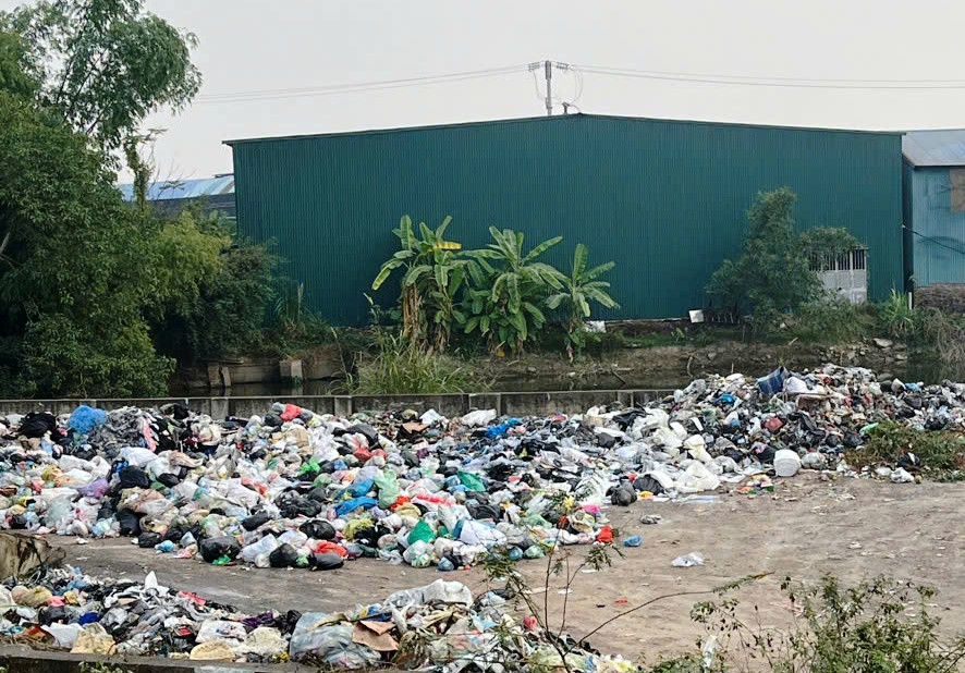 Điểm tập kết rác này cạnh hồ nước và khu dân cư