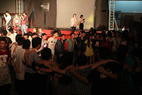 Đêm Made in 12 diễn ra với nhiều tiết mục văn nghệ trên sân khấu. Nhưng hoạt động ở dưới cũng không kém phần sôi động