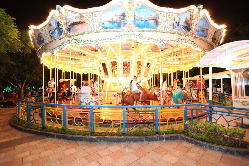 Trò chơi đu quay thú nhún luôn là tâm điểm của du khách nhí