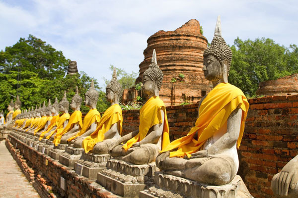 Những bãi biển đầy cây cọ, những chú voi khổng lồ, đá quý và các loại gia vị hiếm là những điều hấp dẫn du khách khắp thế giới đến với hòn đảo huyền thoại của Sri Lanka trong nhiều thế kỷ. Hãy ghé thăm một trong những điểm hành hương nổi tiếng nhất của đất nước này, đỉnh Adam hoặc thành phố đổ nát bí ẩn Anuradhapura. Chuyến đi của bạn sẽ thật thiếu sót nếu không ghé thăm pháo đài Galle. Từ đây du khách có thể tìm đến những bài biển đầy nắng ở phía tây Sri Lanka để tắm nắng và thư giãn